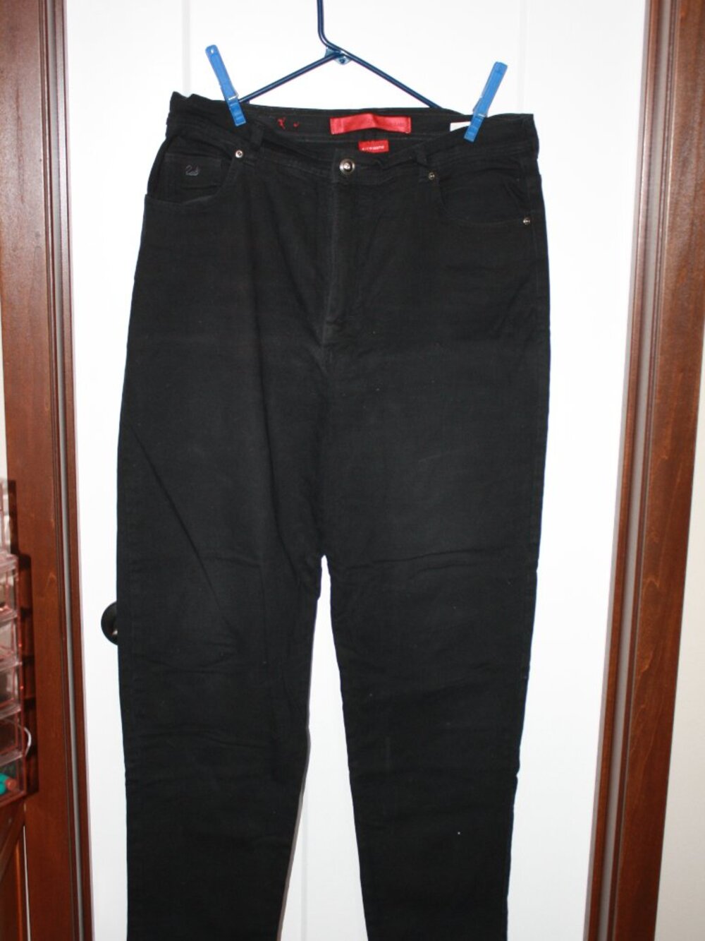 Plus Size Gloria Vanderbilt, Long, Black denim jeans. Size 18L